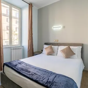 Leoni Di Giada 3*, Roma Italia